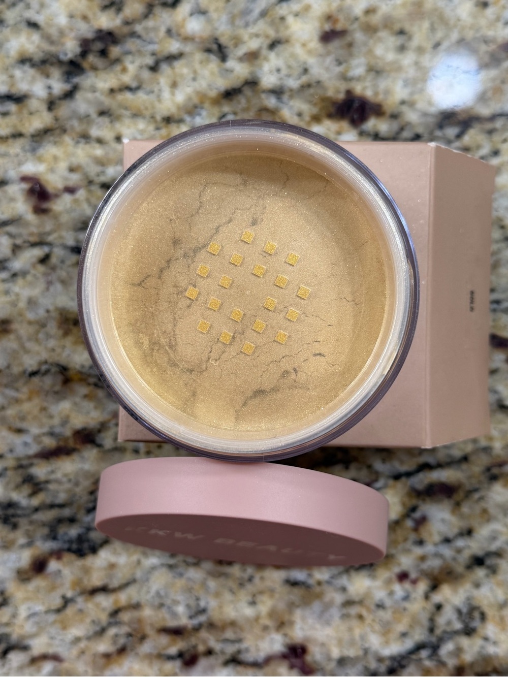 KKW Face and Body shimmer Illuminating Face Powder - Gold
